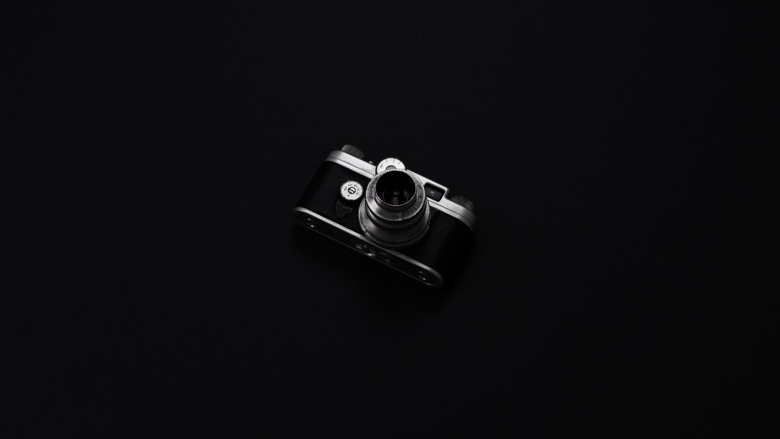 Un primo piano di una fotocamera pronta all'uso.