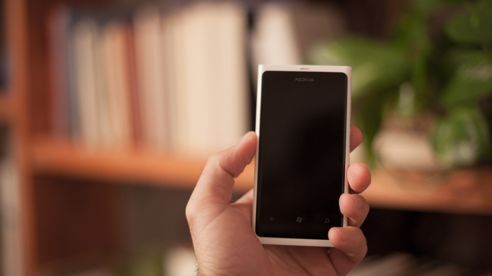 Una persona che tiene uno smartphone in una mano.